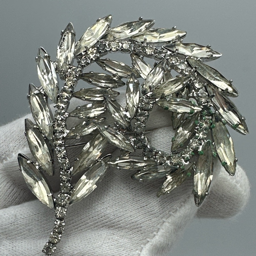 VINTAGE 1950’S  WEISS RHODIUM PLATED CLEAR CRYSTAL RHINESTONE FEATHER Brooch#748
